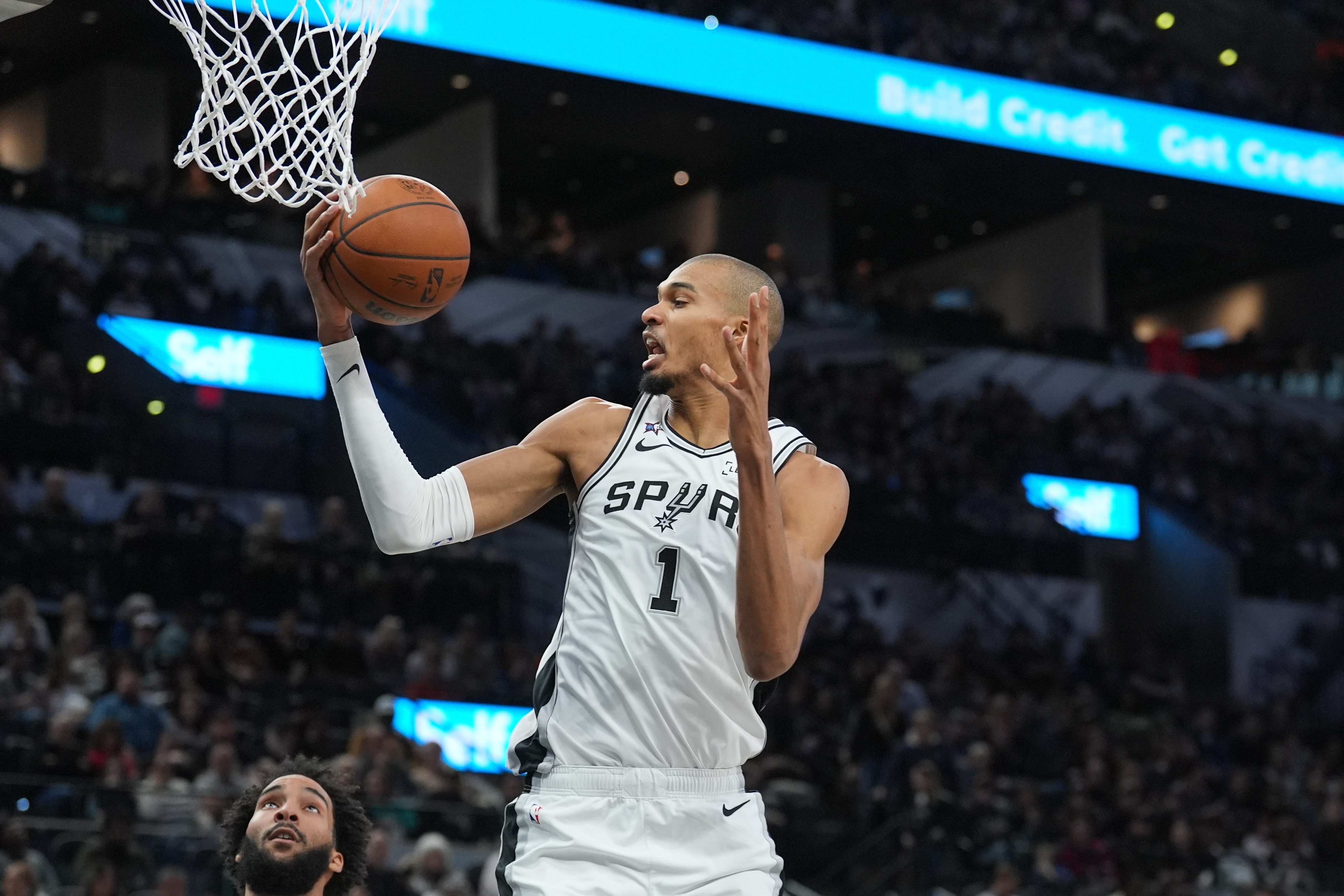 kaiyun-最后时刻铁血补扣!文班三分7投全失&下半场10连铁 仅14分10板0帽