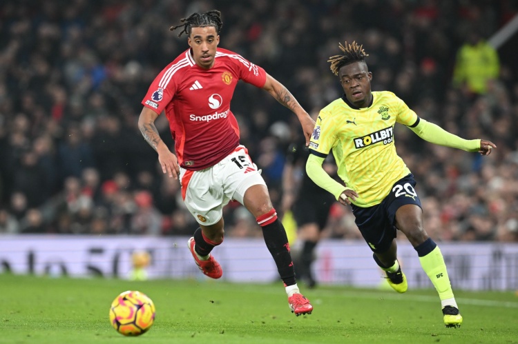 费迪南德:约罗的上限很高,他会成为顶级中卫的