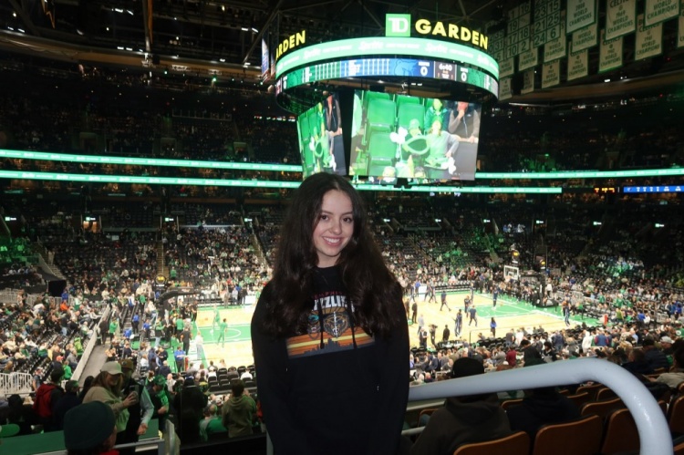 开云-美女记者:某小孩将来会发现爸爸在NBA砍83分 历史地位仍不如妈妈