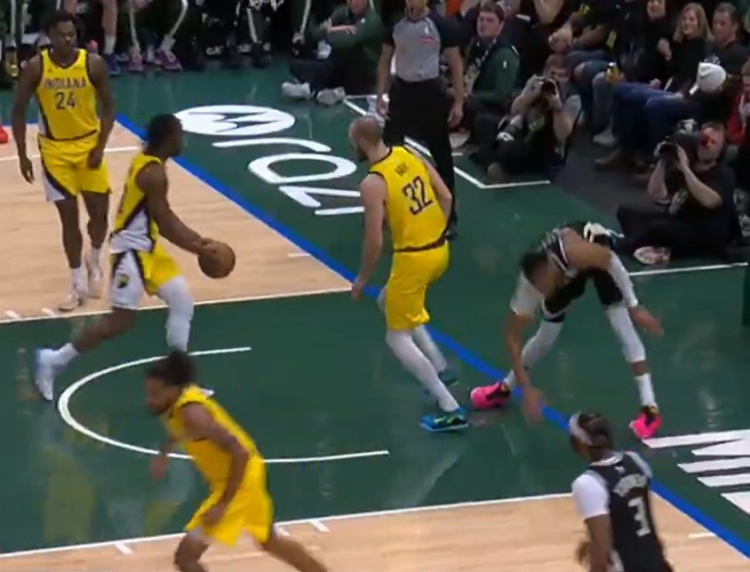 开云APP-看着挺严重啊!里弗斯:字母哥在一次扣篮后导致左膝过度伸展