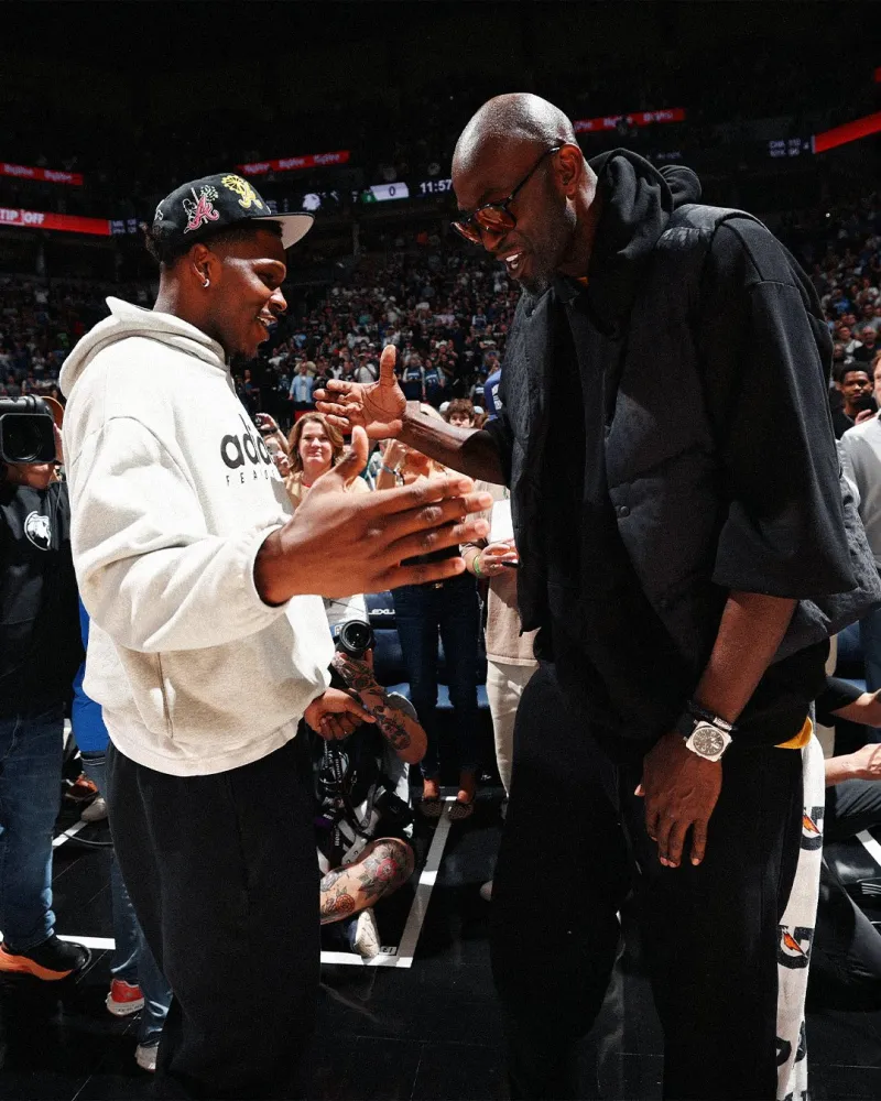 开云官网-新老狼王！NBA官方分享加内特与爱德华兹互相拥抱致意的瞬间